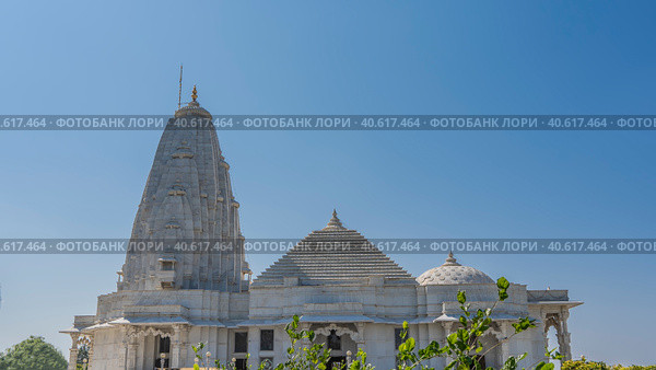 Beautiful white marble temple Birla Mandir- Lakshmi Narayana. Against the blue sky there are three domes of various shapes: oval, pyramidal, hemispherical. Columns, carved arches are visible. India. (2022 год). Стоковое фото, фотограф Вера Ивановна Кубарева / Фотобанк Лори