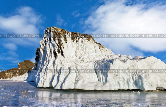 Beautiful winter landscape of frozen Baikal Lake with an icy Cape Kobylia Golova or Horse Head of Olkhon Island on February at sunny cold day. Natural landmark. Winter ice travel. Стоковое фото, фотограф Виктория Катьянова / Фотобанк Лори