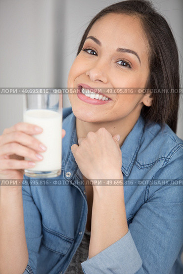 beautiful woman drinking milk at home. Стоковое фото, агентство Ingram Publishing / Фотобанк Лори