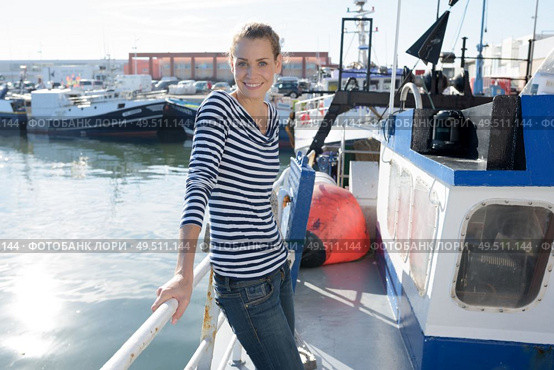 beautiful woman in a port. Стоковое фото, агентство Ingram Publishing / Фотобанк Лори