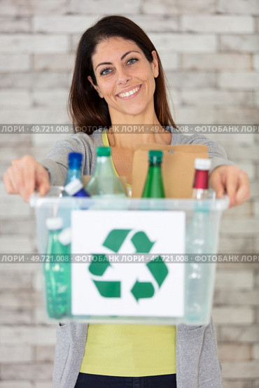 beautiful woman recycling domestic waste. Стоковое фото, агентство Ingram Publishing / Фотобанк Лори