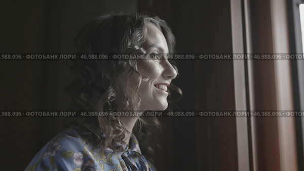 Beautiful woman sadly closes front door behind guest. Стоковое фото, фотограф David Kashakhi / Фотобанк Лори