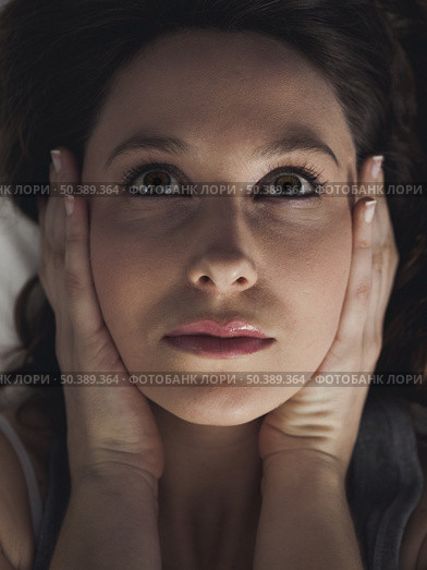 Beautiful woman with hands on the face. Стоковое фото, агентство Ingram Publishing / Фотобанк Лори