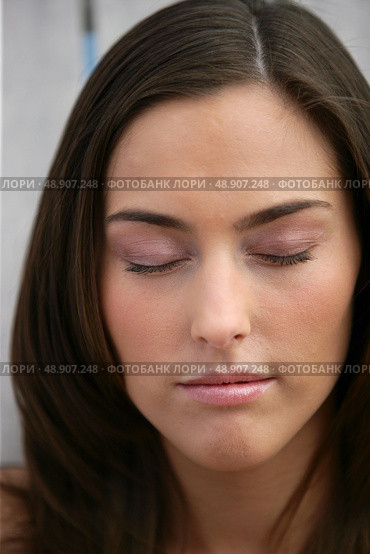 Beautiful woman with her eyes closed. Стоковое фото, агентство Ingram Publishing / Фотобанк Лори