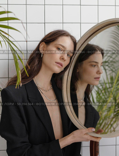 beautiful young female posing mirror. Стоковое фото, агентство Ingram Publishing / Фотобанк Лори