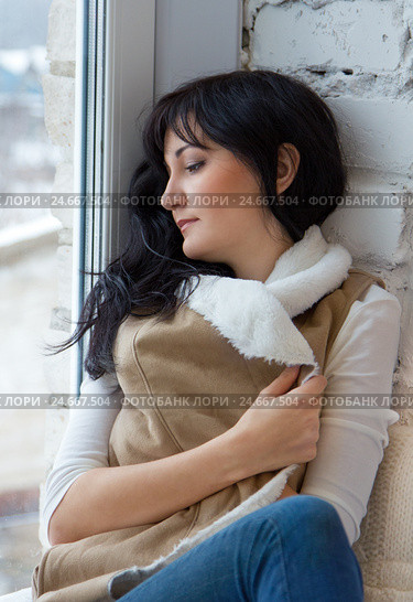 Beautiful young woman in Christmas decorations in interior. Стоковое фото, фотограф ElenArt / Фотобанк Лори