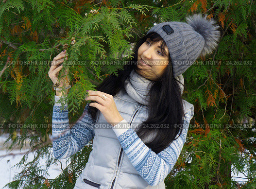 Beautiful young woman in winter forest. Стоковое фото, фотограф ElenArt / Фотобанк Лори