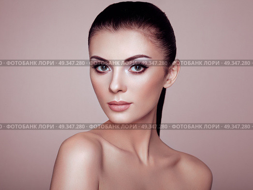 Beautiful Young Woman with Clean Fresh Skin. Perfect Makeup. Beauty Fashion. Eyelashes. Cosmetic Eyeshadow. Highlighting. Cosmetology, Beauty and Spa. Стоковое фото, агентство Ingram Publishing / Фотобанк Лори