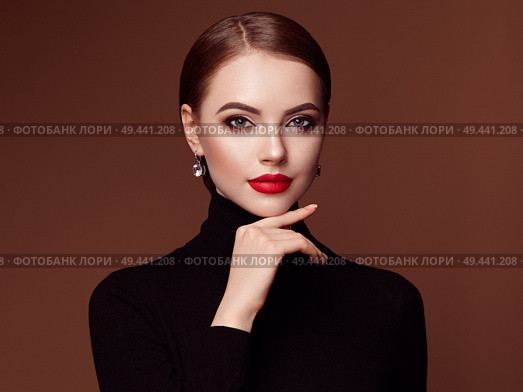 Beautiful Young Woman with Clean Fresh Skin. Perfect Makeup. Beauty Fashion. Red Lips. Cosmetic Eyeshadow. Smooth Hair. Girl in Black Turtleneck. Стоковое фото, агентство Ingram Publishing / Фотобанк Лори