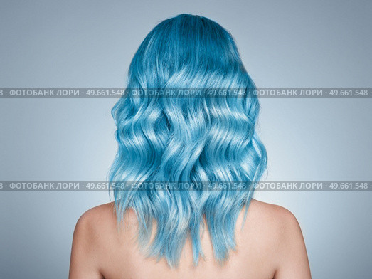 Beauty fashion model girl with blue dyed hair. Girl with curly hair. Model with perfect healthy dyed hair. Стоковое фото, агентство Ingram Publishing / Фотобанк Лори