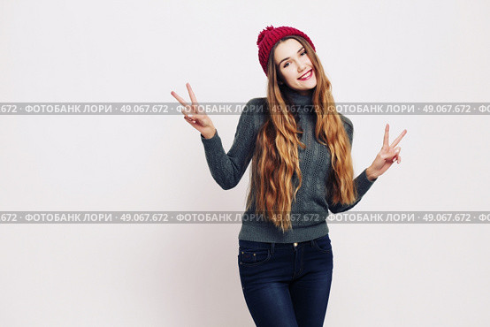 Beauty portrait of a young beautiful girl with long ombre straight hair wearing marsala color warm hat. Magnificent hair. Lips care. Young blonde hipster girl having fun. Стоковое фото, агентство Ingram Publishing / Фотобанк Лори