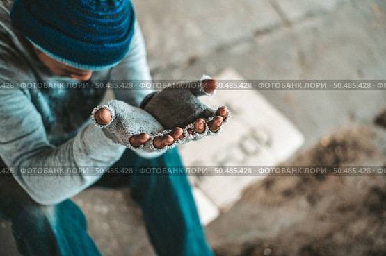 Begging under the bridge with the message will work for food. Стоковое фото, агентство Ingram Publishing / Фотобанк Лори