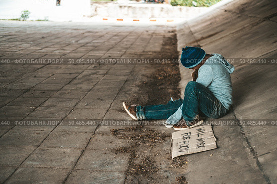 Begging under the bridge with the message will work for food. Стоковое фото, агентство Ingram Publishing / Фотобанк Лори