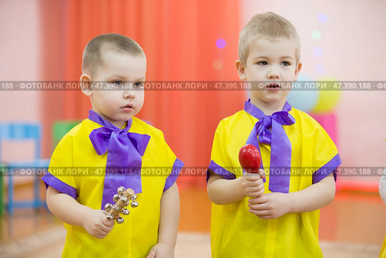 Belarus, the city of Gomel on March 2, 2018. Kindergarten for children. Children's holiday.Little children with musical instrument bells. Редакционное фото, фотограф Лазаренко Светлана / Фотобанк Лори