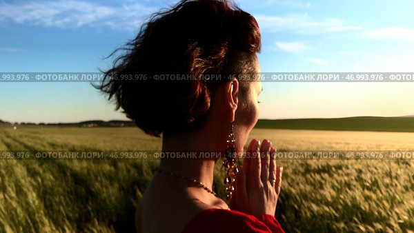 Believing woman with her eyes closed asking for forgiveness and peace. Стоковое фото, фотограф David Kashakhi / Фотобанк Лори