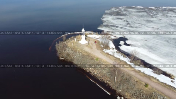 Белый маяк в устье Ново-Свирского канала в поселке Свирица. Редакционное видео, видеограф Максим Соколов / Фотобанк Лори