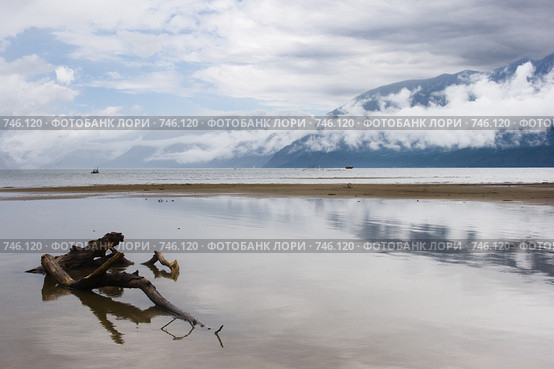Берег горного озера в дымке. Стоковое фото, фотограф Beerkoff / Фотобанк Лори