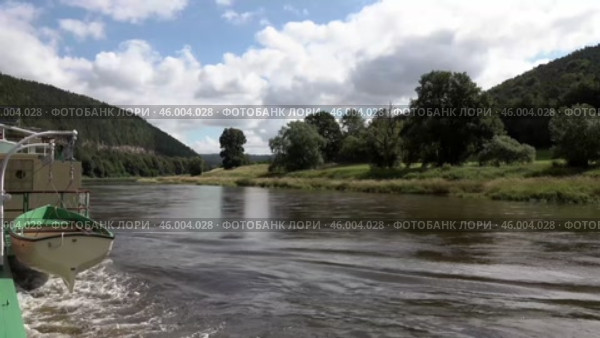 Берег реки Эльба. Вид с палубы парохода. Германия. Лето. Июль. Bank of the Elbe River. View from the deck of the ship. Germany. Summer. July. Стоковое видео, видеограф Горшков Александр / Фотобанк Лори