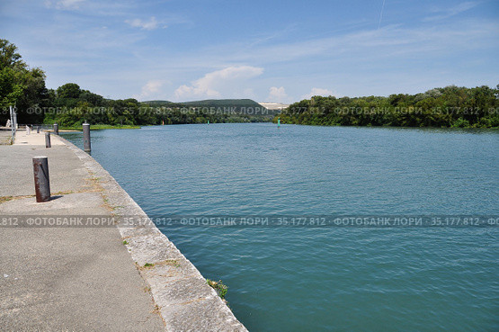 Берег реки Рона в порту Вивье (Port de plaisance de Viviers); регион Рона - Альпы (Rhône-Alpes), Франция (2020 год). Стоковое фото, фотограф Вера Смолянинова / Фотобанк Лори