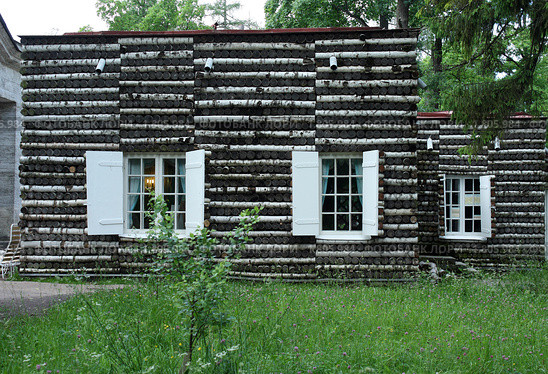 Березовый домик. Гатчина (2010 год). Редакционное фото, фотограф Корчагина Полина / Фотобанк Лори