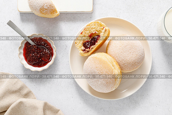 Berliner donut. Traditional german donut with raspberry jam, dusted with icing sugar. Top view. Стоковое фото, агентство Ingram Publishing / Фотобанк Лори