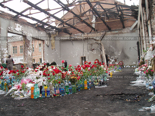 Беслан. Сентябрь 2004. Спортзал. Редакционное фото, фотограф Владимир Трифонов / Фотобанк Лори