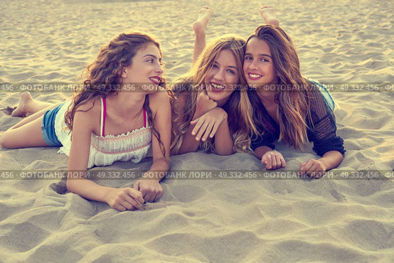 Best friends girls at sunset beach sand smiling happy together. Стоковое фото, агентство Ingram Publishing / Фотобанк Лори