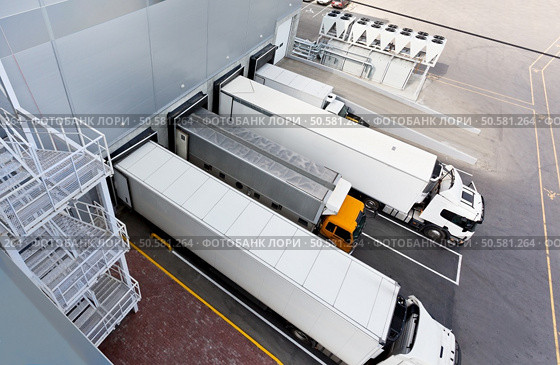 Big distribution warehouse with gates for loads and trucks. Стоковое фото, агентство Ingram Publishing / Фотобанк Лори