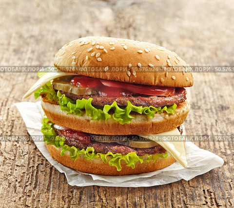 big hamburger on wooden table. Стоковое фото, агентство Ingram Publishing / Фотобанк Лори