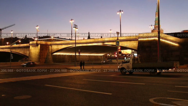 Big Moskvoretsky bridge (at Night) in a Moscow, Russia (2017 год). Редакционное видео, видеограф Владимир Журавлев / Фотобанк Лори