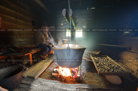 Big pan copper kettle in hermitage. Hermit cooking into old house. Стоковое фото, агентство Ingram Publishing / Фотобанк Лори