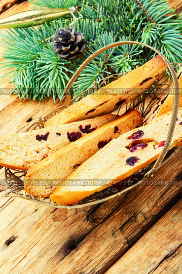 Biscotti popular italian dry biscuits. Cantuccini christmas food. Biscotti cantuccini cookies on a rustic background. Стоковое фото, агентство Ingram Publishing / Фотобанк Лори