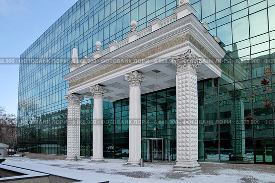 Бизнес-центр "Верейская плаза" (Vereyskaya Plaza) в Москве. Вход в одно из зданий (2015 год). Редакционное фото, фотограф Илюхина Наталья / Фотобанк Лори