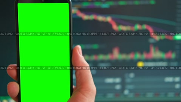 Black phone with blank mockup screen on rising stock graph. Closeup hand showing smartphone isolated green display, Online banking, Fund App use. Financial analyst on Invest Market, Bank collapse 2023. Стоковое видео, видеограф Марина Демидюк / Фотобанк Лори