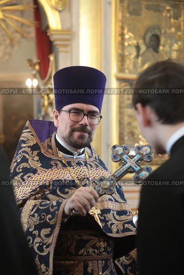 Благочинный Балашихинского церковного округа священник Михаил Конюхов произносит речь. Редакционное фото, фотограф Дмитрий Неумоин / Фотобанк Лори