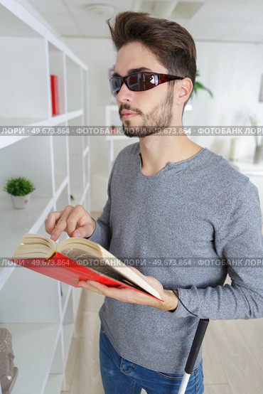 blind man reading braille book at home. Стоковое фото, агентство Ingram Publishing / Фотобанк Лори