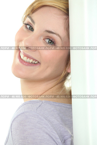 Blond leaning against wall. Стоковое фото, агентство Ingram Publishing / Фотобанк Лори