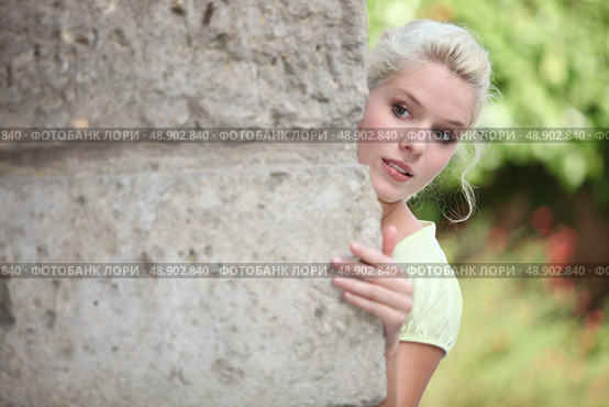 blonde playing hide-and-seek. Стоковое фото, агентство Ingram Publishing / Фотобанк Лори