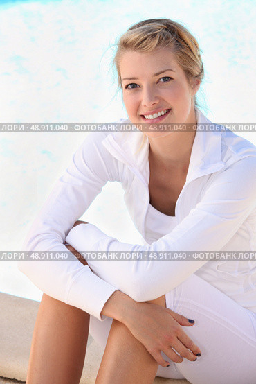 Blonde woman dressed in white. Стоковое фото, агентство Ingram Publishing / Фотобанк Лори