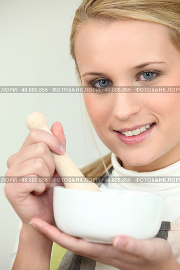 Blonde woman with mortar. Стоковое фото, агентство Ingram Publishing / Фотобанк Лори