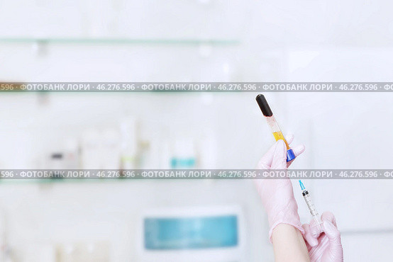 Blood plasma for PRP therapy by a doctor. Стоковое фото, фотограф Ольга Зиновская / Фотобанк Лори