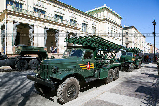 БМ-13 Катюша на базе ЗИЛ-157 на репетиции парада Победы. Миллионная улица, у Атлантов Нового Эрмитажа. Санкт-Петербург (2024 год). Редакционное фото, фотограф Сергей Афанасьев / Фотобанк Лори
