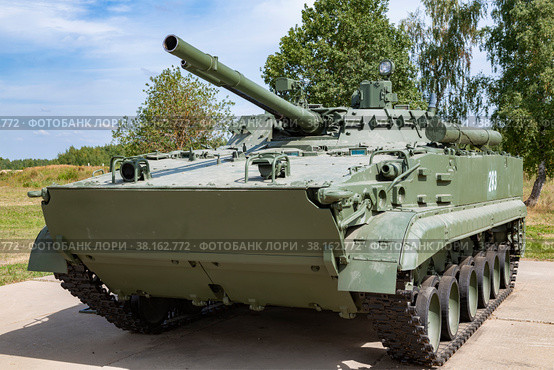 БМП-3 (боевая машина пехоты) крупным планом солнечным летним днем. Вид спереди. Алабино (2022 год). Редакционное фото, фотограф Виктор Карасев / Фотобанк Лори