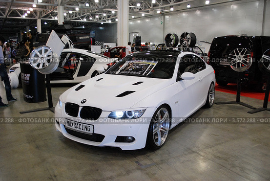 BMW 3-й серии белого цвета в Крокус Экспо 2012. Редакционное фото, фотограф Глазков Владимир / Фотобанк Лори
