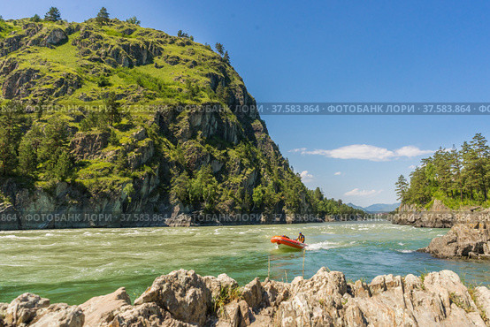 Boat on the river Katun and mountains. Стоковое фото, фотограф Дмитрий Тищенко / Фотобанк Лори
