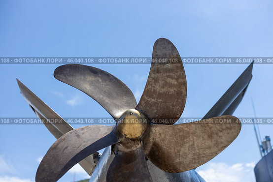 boat propeller on blue sky background. Стоковое фото, фотограф Margarita Davchenko / Фотобанк Лори