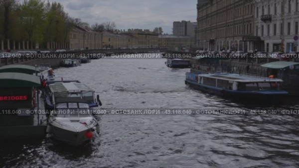 Boats and tourist boats stand on the banks of the Moika River near the intersection with Nevsky Prospekt. Russia. St. Petersburg. 05/08/2024. Редакционное видео, видеограф Ярославский Максим / Фотобанк Лори
