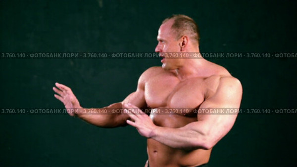 Бодибилдера обливают водой. Стоковое видео, видеограф Losevsky Pavel / Фотобанк Лори