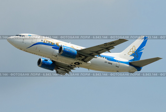 Boeing 737 (бортовой LY-AWE) авиакомпании SCAT вылетает из Домодедова (2013 год). Редакционное фото, фотограф Alexei Tavix / Фотобанк Лори