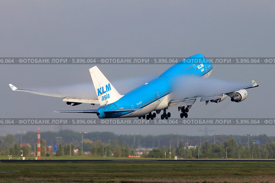 Boeing 747-400 авиакомпании KLM на взлёте со срывами водяной пыли с крыла (2013 год). Редакционное фото, фотограф Александр Тарасенков / Фотобанк Лори